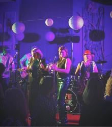 Hit The Ceiling is een party & coverband. Ze treden al jaren op door het hele land en waar ze ook spelen... het is feest! Ze bestaan uit 10 muzikanten, waaronder 4 blazers. Hun repertoire bestaat uit covers van bekende nummers uit de jaren 50, 60 70, 80,90 tot aan vandaag!