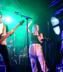 Vier rockmuzikanten kwamen enkele jaren geleden met een nieuw idee: Bekende popnummers verbouwen naar rockversies! Dat is de oorsprong van de band Mash Anarchy!