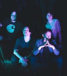 Geïnspireerd door gitaarbands als The Strokes brengt de Haagse formatie The Bohemes een avond die voelt als een avondje uit dat volledig uit de hand loopt. Met hun eigenzinnige indie sleaze-geluid en IndieXL-nummer 1-hitsingles bestormen de broers Huisman en hun band de gitaarscene. Hun aanstaande debuutalbum werd gemixt door Barny Barnicott (bekend van Arctic Monkeys en Sam Fender), dus bereid je voor op een liveshow vol scherpe, strijdlustige en verfrissend ongepolijste rock roots. Mis deze onuitputtelijke energie op het podium niet!