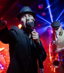 Rotterdamse Tom Waits-tribute band met roest op de stembanden en liefde voor het ongepolijste. Ze duiken in de krochten van zijn oeuvre en laten de liedjes roken, stomen en zweten. Het rammelt, het schuurt, het leeft!